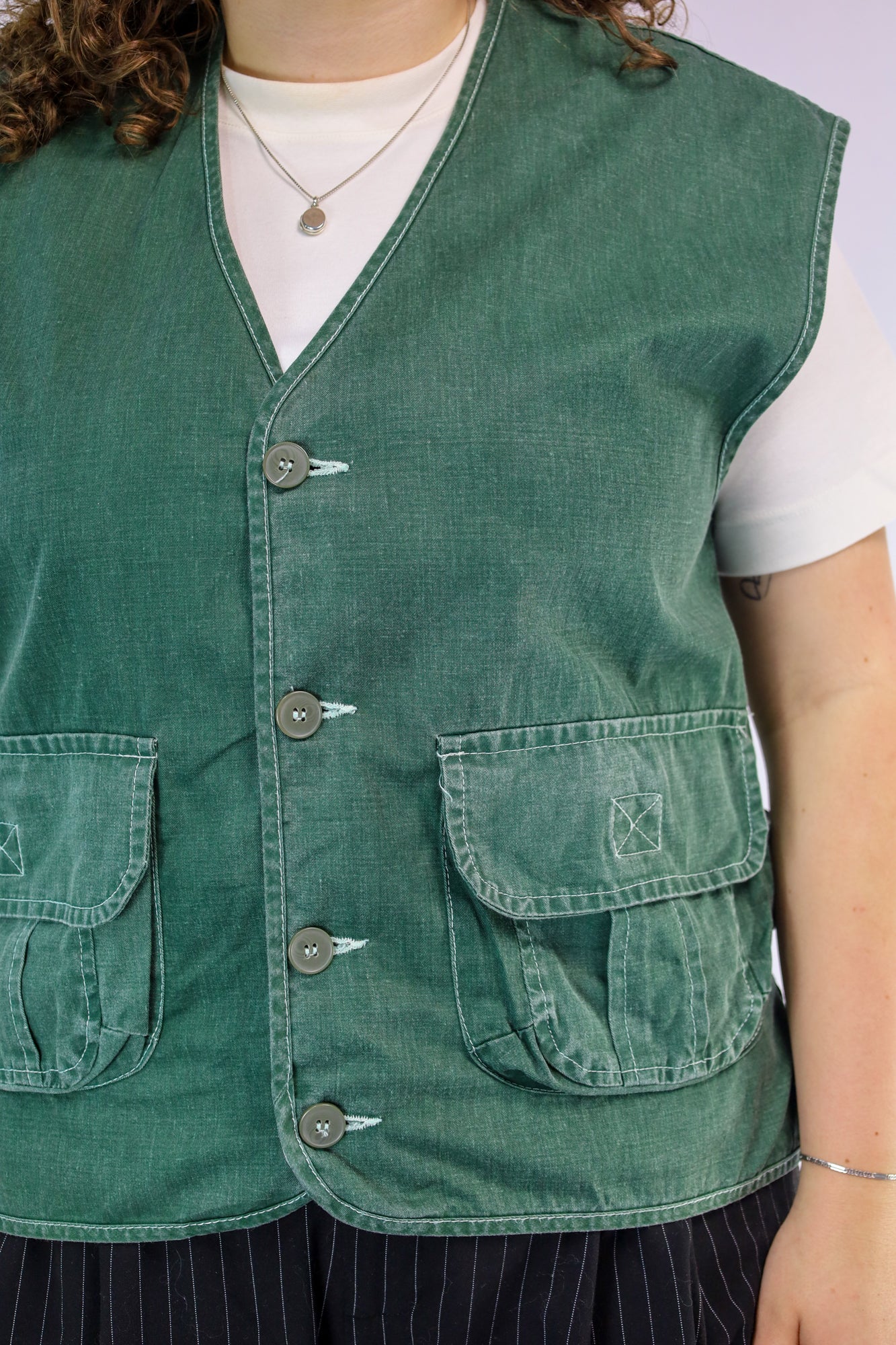 Voorzijde van het groene sportieve gilet met knoopsluiting