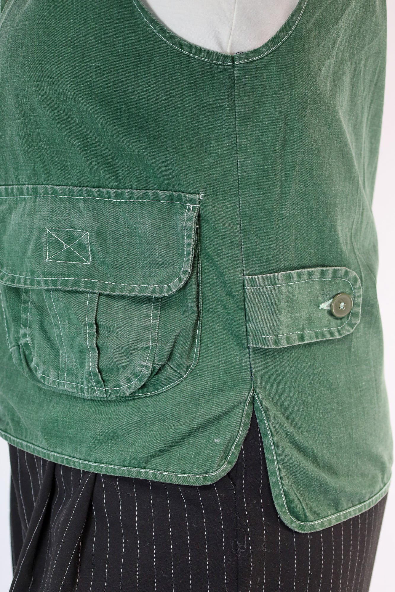 Detail van opgestikte zakken en textuur van de denimlook stof