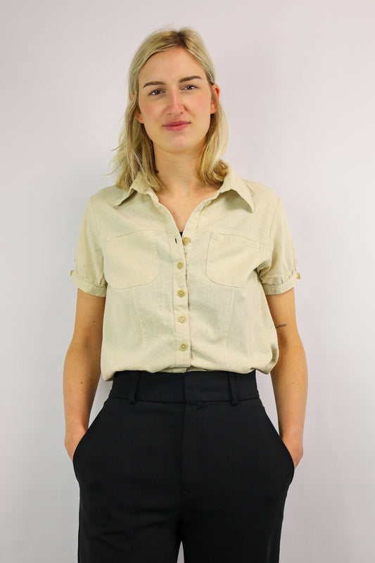 Voorkant van beige blouse in cargo-stijl met borstzakjes en knoopsluiting
