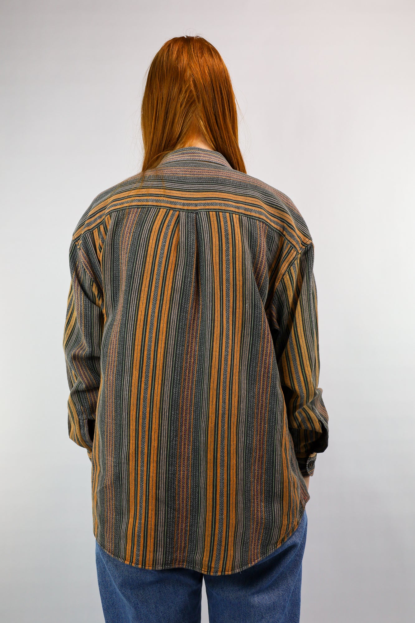 Achterkant van rechte blouse met retro streepdesign in warme tinten