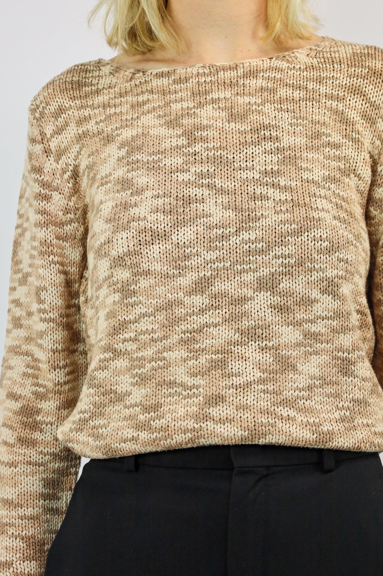 Detail van gebreide vintage trui in warme bruin/beige melange