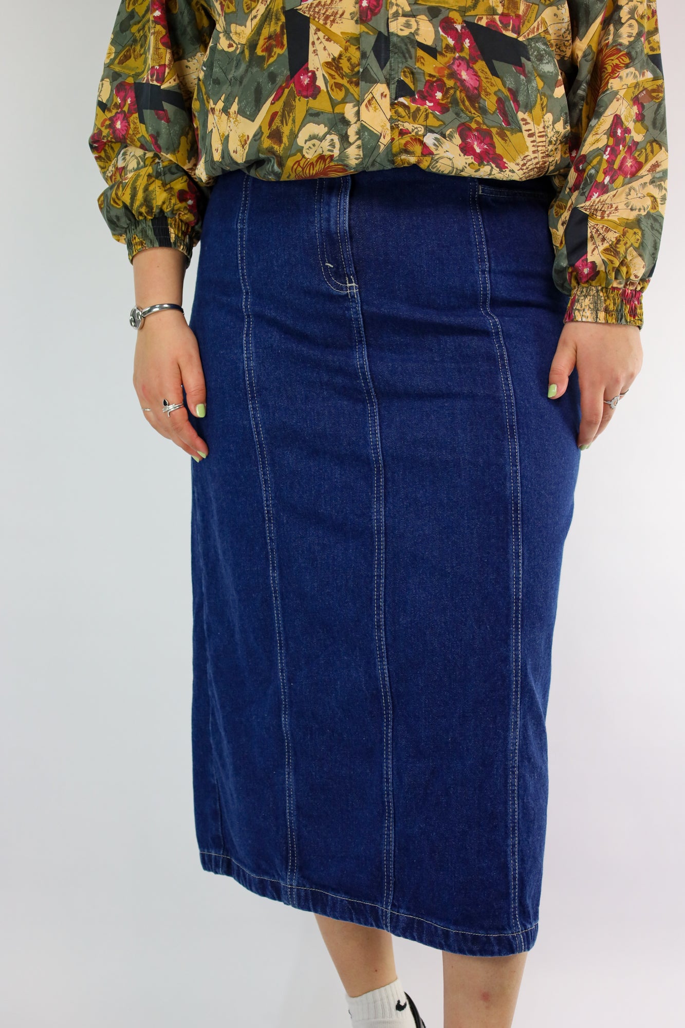 Detail van stevige katoenen denimstof in donkere wassing