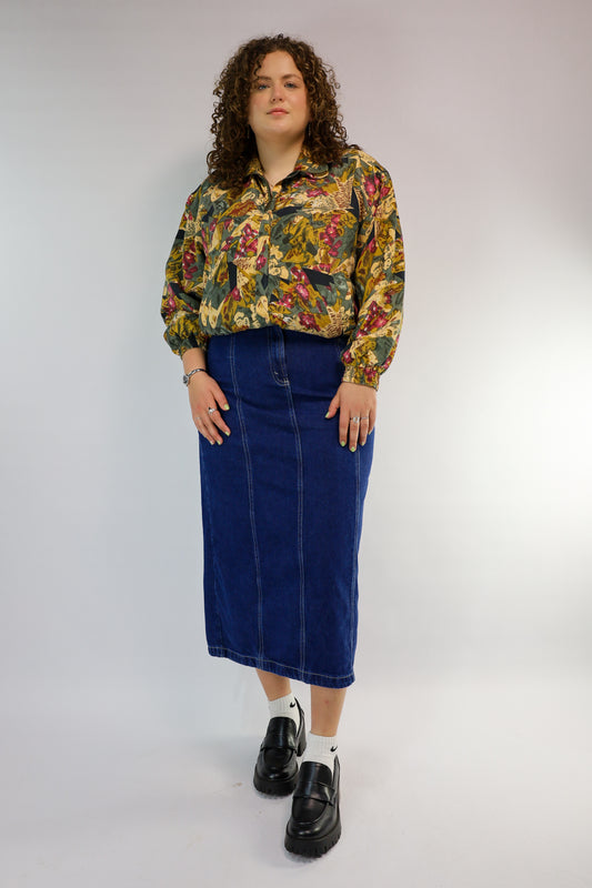 Voorkant van donkerblauwe vintage denim rok met mid waist pasvorm