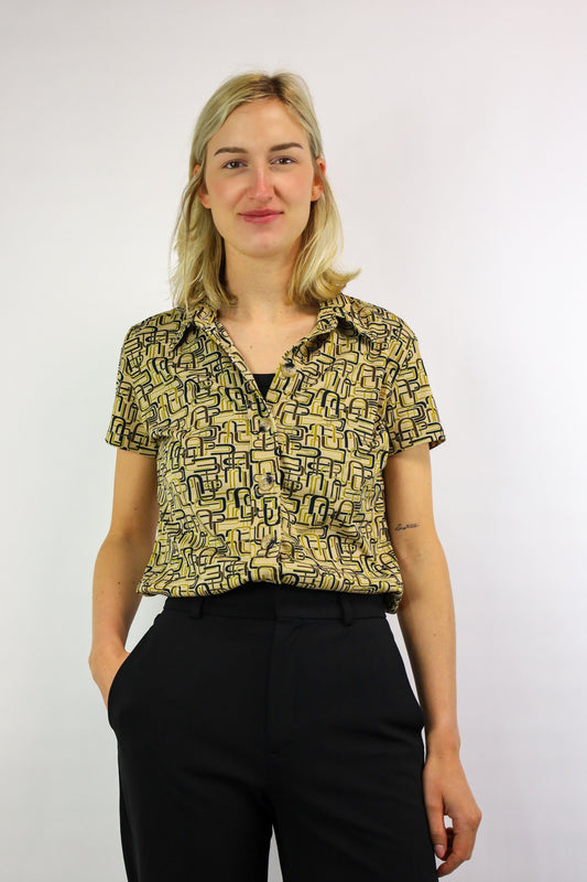 Voorkant van beige getailleerde blouse met retro print en korte mouwen