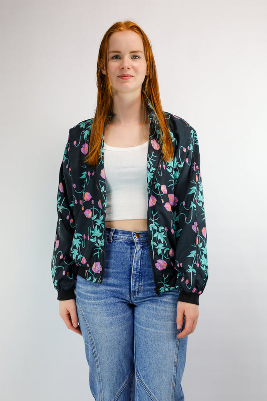 Vintage bomber met zwarte basis en kleurrijke bloemenprint, gevoerd met katoen