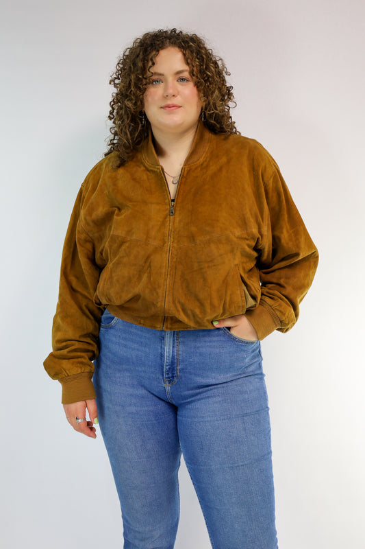 Model draagt vintage bruin suède bomberjack met ritssluiting – vooraanzicht