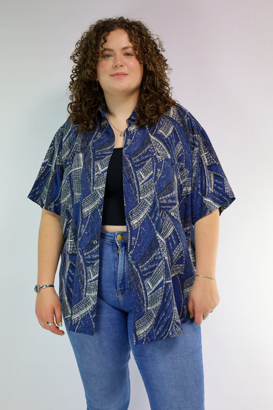 Voorkant van vintage zijden blouse met blauw-grijze grafische print, merk Impact