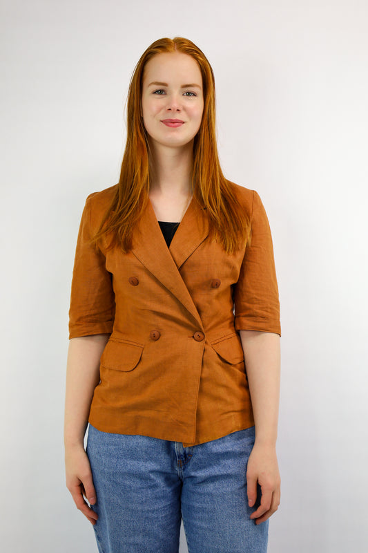 Voorkant van roestkleurige vintage linnen top met double-breasted knoopsluiting