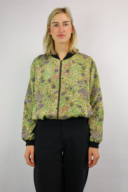 Model draagt vintage zijden bomberjack met jacquard geweven paisley print – vooraanzicht