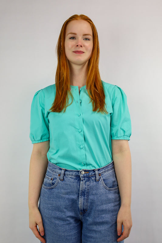 Voorkant van turquoise katoenen vintage blouse met borduursel en stofknopen