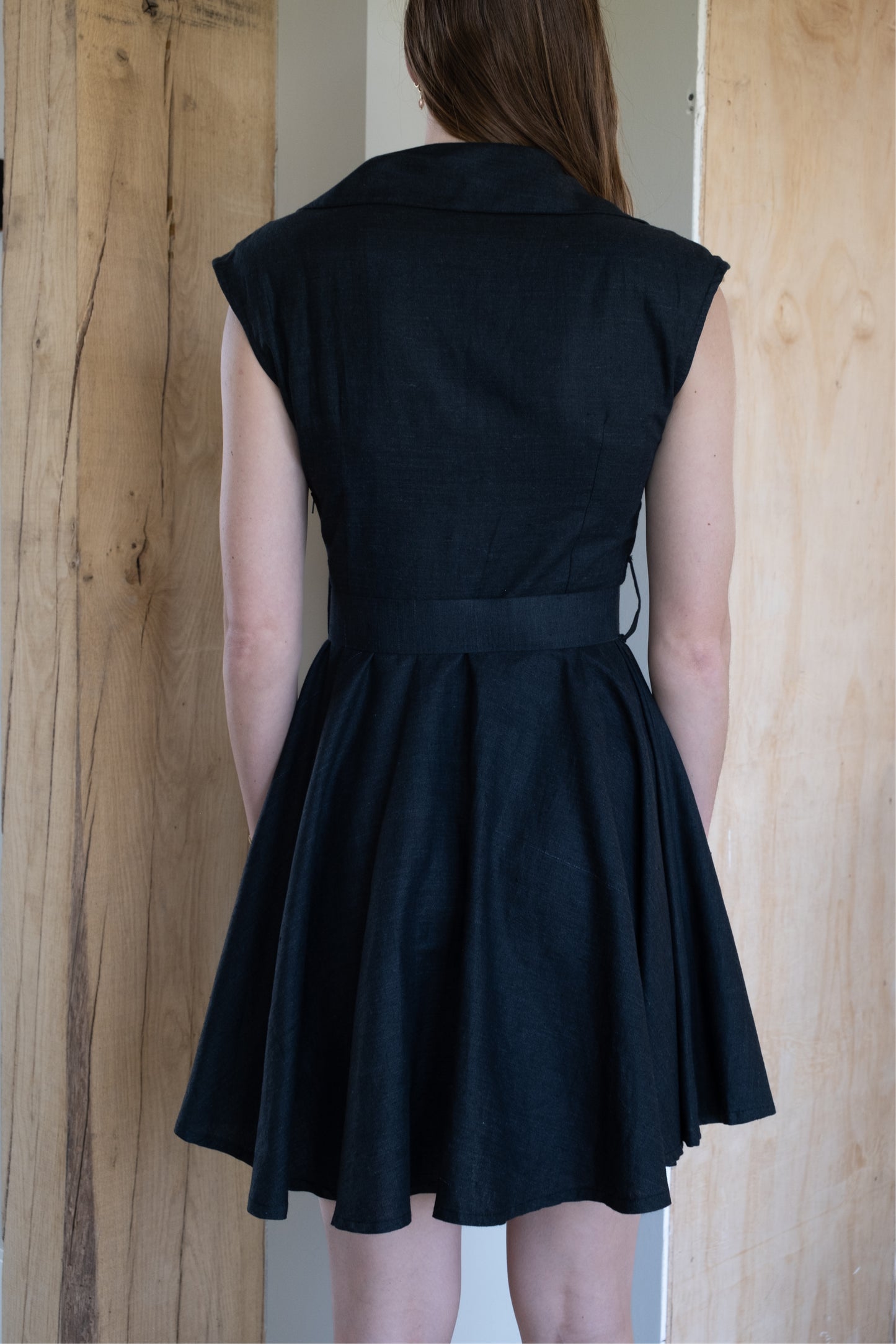 zwarte vintage jurk met aansluitende body en cirkel rok.