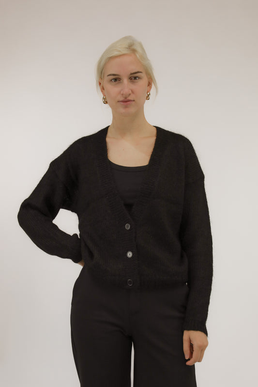 Model draagt zwart vintage vest van mohair-acryl mix – vooraanzicht.