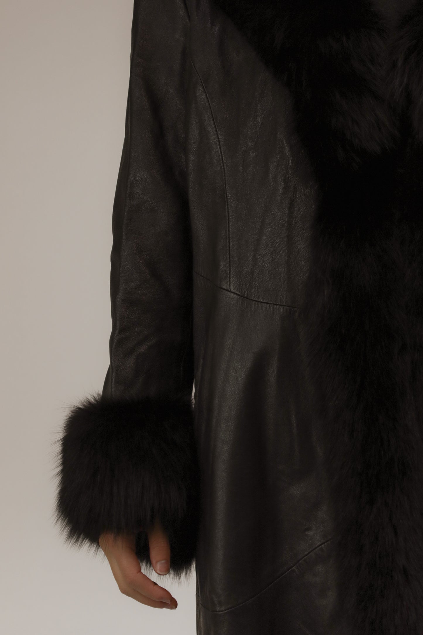 Close-up van model met vintage leren jas – detail van echte bontkraag en manchetten.